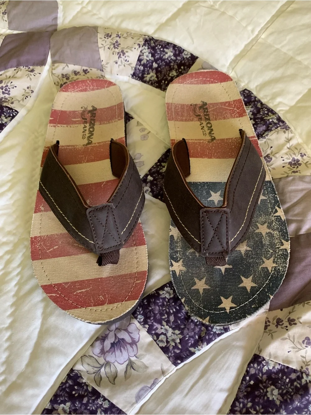 Arizona Jeans Men’s American Flag Flip Flops – Brown Straps